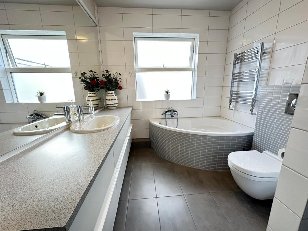 Spacious And Family Friendly Apartment In Kopavogur Reykjavík Eksteriør billede